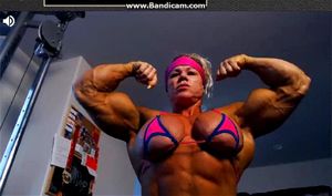 肌肉发达的健美女性
