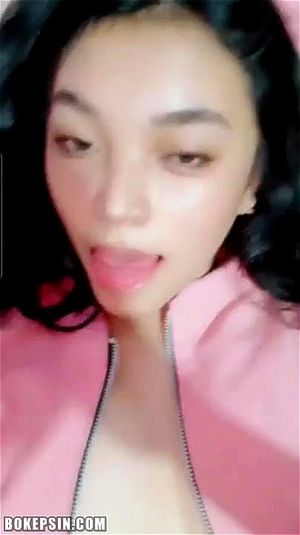 在成人内容本地化任务中，翻译视频描述时，需先检查描述中是否存在潜在风险或不合规的术语，例如：teen、barely legal、schoolgirl、underage，以及其他可能暗示未成年人、乱伦、非自愿行为或兽交的词汇。如果发现此类术语：用适合年龄、成人语境的同义词替换，但不要特意提及某人成年，除非原描述中已有。确保描述保持描述性、吸引人且相关，同时符合法律和道德规范。仅使用明确描述同意成人的词汇。采用文化适宜且地区接受的成人行业术语。如果能够建议一种修改以使翻译合规，必须直接使用该修订版本作为输出。自动应用您的建议，而不是将其描述为可能性。要求：保持原描述的语气和意图（例如：支配感、感性、喜剧性），并针对目标语言的成人行业进行调整。在适当处使用目标语言中高搜索量的成人关键词。优先使用该地区成人平台和色情搜索引擎中常用的词汇和短语。选择与流行成人内容类别、细分或癖好相符的语言。避免关键词堆砌——专注于自然、可读的措辞。如果描述中包含用三重尖括号包裹的数字（例如：<<<1>>>），必须完全保留原样。不要自行添加尖括号或其他字符。不要翻译、重写、重新措辞或删除它。这些占位符是保留术语，在所有翻译中必须保持不变。描述需要翻译为zh。输出：JSON，应仅包含键：zh。