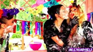 Four lesbians have fun with cake: Stripchat, Brunette & Food Porn - 经典欧美