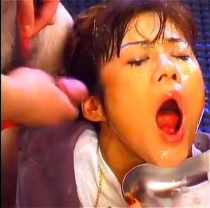 日本颜射口交吞精无码视频，体验极致快感与视觉冲击。本片呈现多位演员共同参与的激烈场面，大量精华直接注入嘴中，带来强烈的感官刺激。影片采用高清无码拍摄，清晰展现每一个细节，满足您对真实、直接成人内容的需求。探索这一独特类别，享受充满支配感与释放的成人娱乐体验。