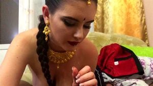 一位充满魅力的金发美女展示她性感火辣的身材，带来一场视觉盛宴。