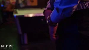 Delphine - 丰满熟女莫娜·阿扎尔在无人时与调酒师激情缠绵