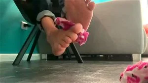 Pink ankle socks tease under table: Fansly & Feet Soles Fetish Porn - 经典欧美
