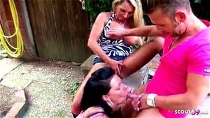 德国德克萨斯帕蒂与双性恋珍妮的户外三人行激情体验。两位魅力女性在自然环境中尽情释放欲望，展开一场充满野性与挑逗的冒险。探索多元化的成人互动，享受户外场景带来的独特感官刺激，满足你对自由与激情的渴望。