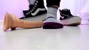 用我的臭脚、袜子、鞋子混蛋，我踩在你的鸡巴上踢你的睾丸