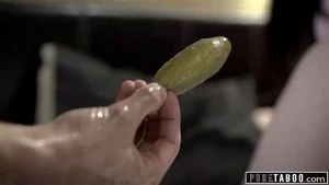 Pure Taboo 继妹用黄瓜刺激后庭以引导书呆子哥哥尝试肛交