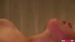 饥渴美女 Penny Pax 骑着一根大鸡巴，热气腾腾的精液射在她的大奶上！