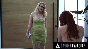Pure Taboo 红发美女艾丽埃塔·亚当斯的妈妈撞见她骑在她继父的大鸡巴上！