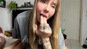 火辣的金发拉丁美女弹跳乞求做爱