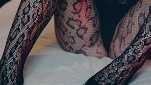 紧身渔网连体衣挑逗——我的曲线无法遏制😈