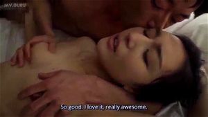 《一天》 - 性感女演员与成熟男性激情碰撞，体验成人世界中的浪漫与欲望。角色扮演场景带来别样刺激，适合寻求感官享受的观众。