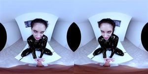 安娜·德维尔 VR 乳胶：体验极致感官刺激，沉浸在虚拟现实的成人冒险中。探索乳胶服饰的诱惑力，带来无与伦比的亲密时刻。适合寻求新鲜刺激的成年观众，享受专为成熟人群设计的沉浸式娱乐。