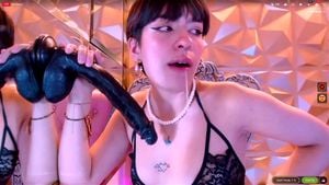 短发性感美女用巨大黑色假阳具进行深喉口交 <<<1>>>