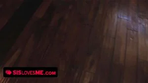 姐妹爱我 - 金发美女拥有圆润翘臀，被蒙住双眼满足饥渴的继兄