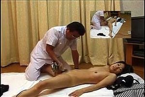 裸体日本熟妇接受感性精油按摩