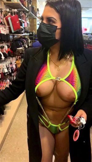 凯莎·奥尔特加在商店