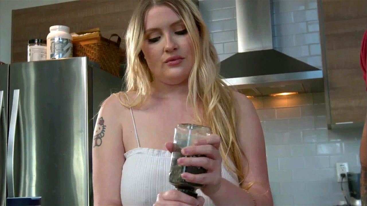 Married chef cant resist the big natural tits: Blowjob, Doggy & Cowgirl Porn - 经典欧美
