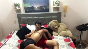 我发现我姐夫自慰，我吸吮他的鸡巴