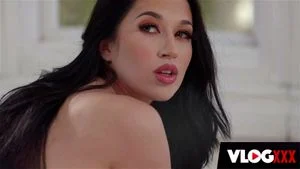 美丽棕发女郎幕后深度性爱