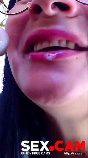 必看！戴着眼镜的熟女疯狂自慰并喷水