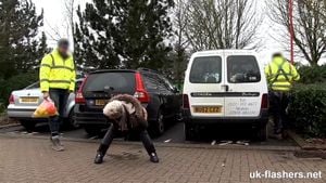 短发英国熟女在全城为英国闪光者闪烁和撒尿