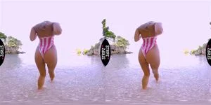 Ria在海滩上
