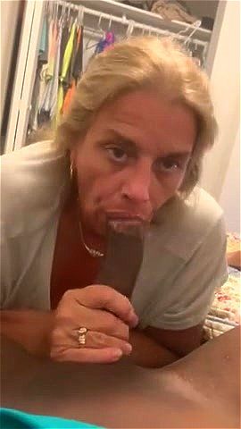 成熟女性吸出大黑屌的精液