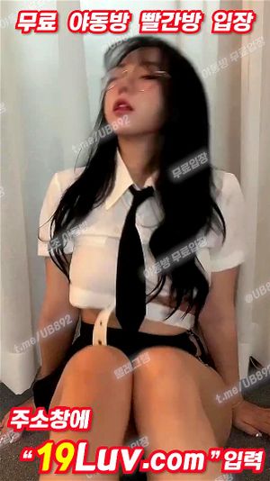 在家中，朱迪展现了与平时不同的狂野一面，似乎是一位充满魅力的强势姐姐，风格独特而性感。