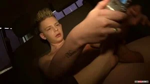 Twink Alex Silvers Strokes His Big Hard Cock In The Backseat ft. Mickey Taylor & Skylar Blu: Porn - 经典欧美