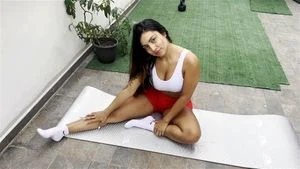 性感的女孩在户外伸展她的身体