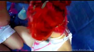 曲线优美的女同性恋者变得凌乱交换粘糊糊的口水