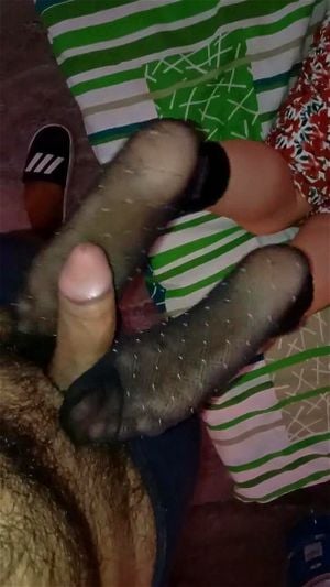 中国足交 - 探索迷人的足部按摩与亲密接触。这段视频展示了成年人之间充满激情的互动，专注于足部刺激带来的快感。享受专业、诱人的表演，体验独特的感官愉悦。