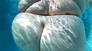 丰满女性水下颤动