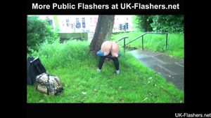 阿什利·莱德 (Ashley Rider) 的耻辱感为零！在 UK-Flashers 中闪烁和撒尿