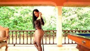 试穿展示 - 哥伦比亚美女演绎性感连体泳衣 _ 模特尤莉