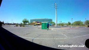 Porta Gloryhole 年轻女性为了钱而吸陌生人的鸡巴