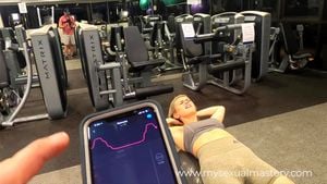 性感女孩在公共健身房使用遥控情趣玩具锻炼