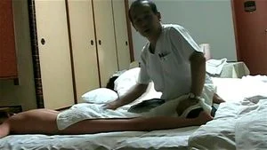 日本女士向按摩师展示她的裸体