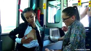 欲火中烧年轻女性在史莱姆巴士上被精液覆盖