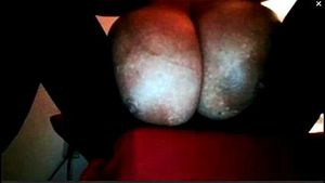 这些丰满的黑色乳房让胸罩毫无招架之力