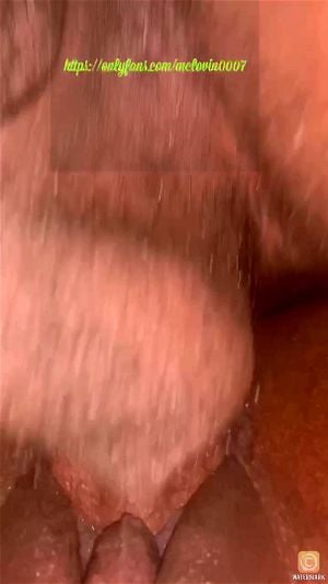 丰满翘臀的黑人女性在插入后享受背入式性爱