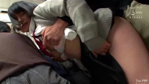 在公交车上激情四射的成年人体验，享受刺激的公共交通冒险