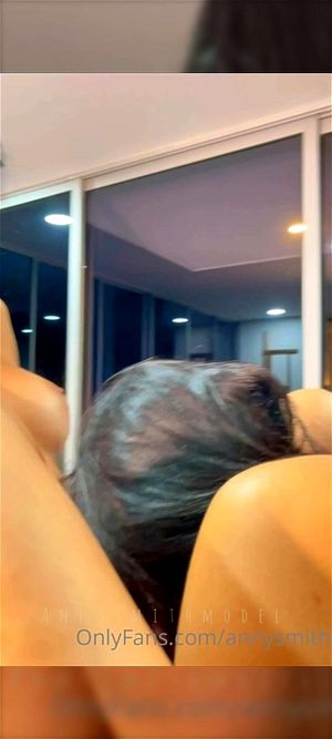 拉丁辣妹们在打台球，一起玩乐