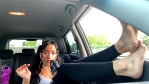 苗条拉丁裔美女足弓与脚趾汽车ASMR
