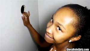 性感的 blasian 年轻女性 口交