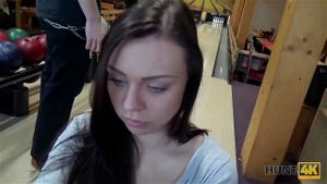 狩猎4K。戴绿帽子看着他心爱的人如何用她的阴户赚钱