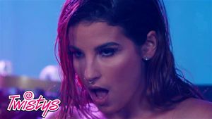 Twistys - 曲线优美的LaSirena69穿着高跟鞋裸舞，性感地抚摸自己的身体