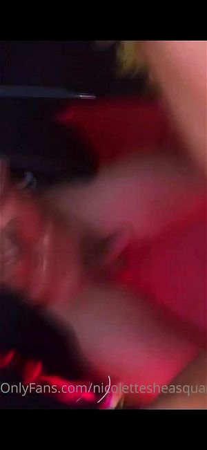 妮可莱特·谢，一位充满魅力的成熟女性，以其火辣的身材和性感的风采闻名。她以其专业的表现和诱人的场景，为观众带来无尽的视觉享受。探索她的作品，体验成人娱乐的极致乐趣。