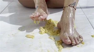 美丽的湿脚玩着美味的香蕉