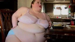 丰满女性进食与胖体赞美
